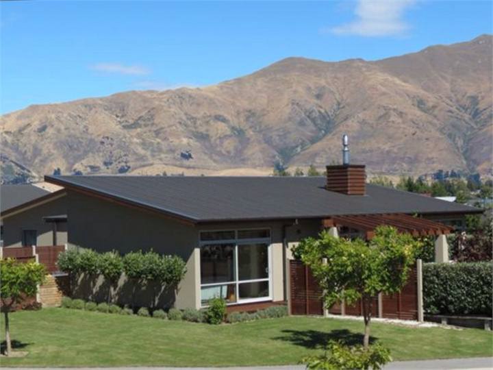 Cascade Drive sunny side of Mt Iron Wanaka Holiday Home for rent