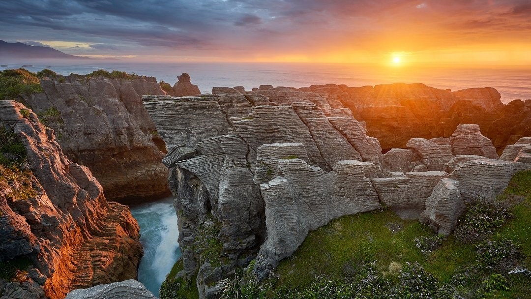 Pancake rocks and blowholes just 35 minutes