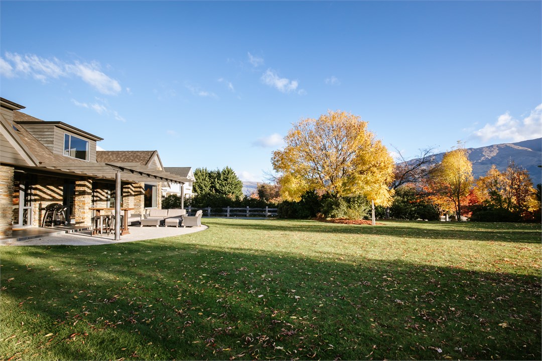 Sanctuary on Beacon Pool Tennis Court Sleeps 8 Wanaka Holiday