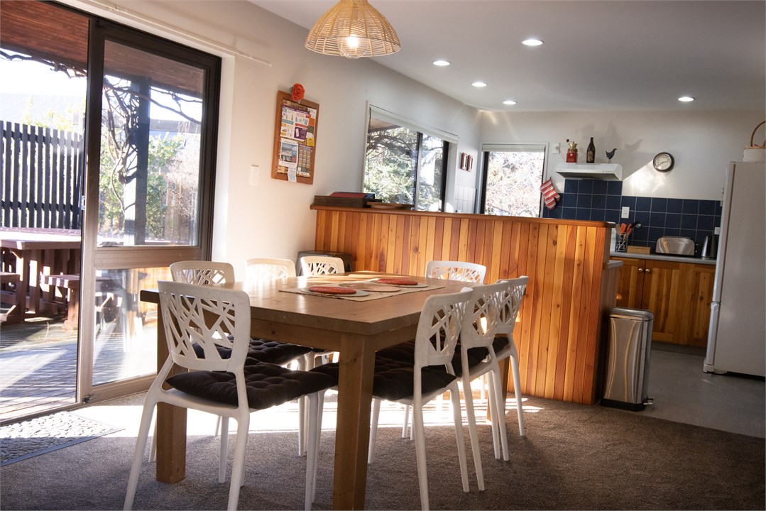 Relaxed dining for 8 plus, & indoor outdoor flow