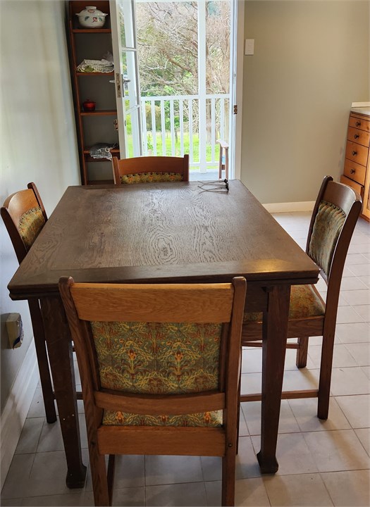Extendable dining table and comfortable chairs