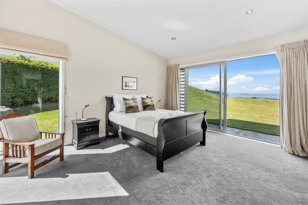 Bedroom 5 with 1 x queen bed