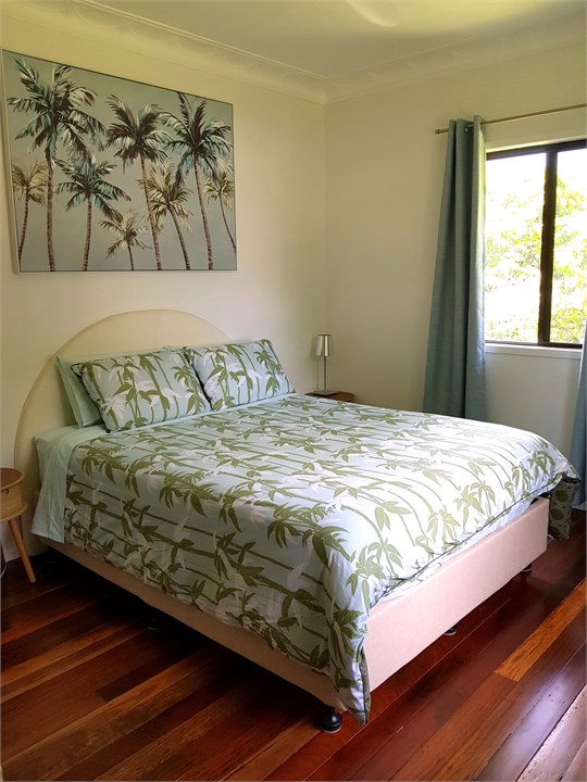 Main Bedroom - Queen Bed - Ceiling Fan