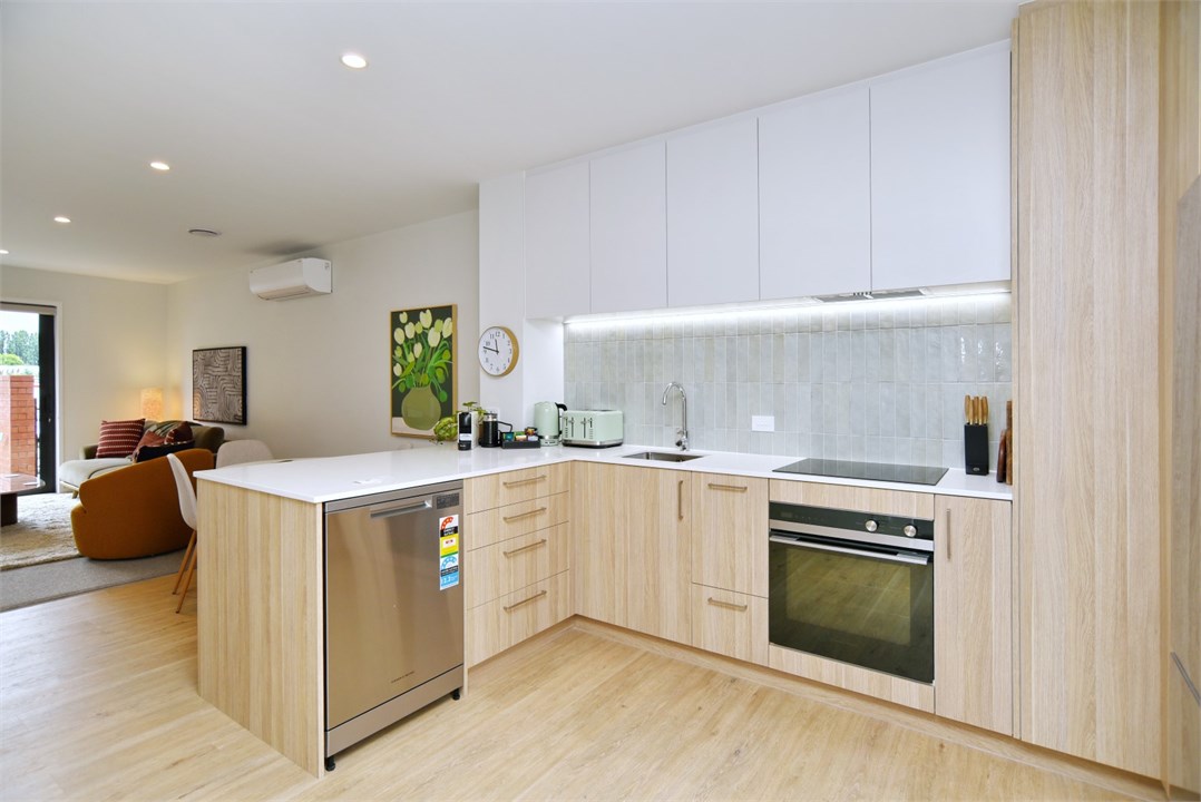 Fully equipped Kitchen area with seats at the benc