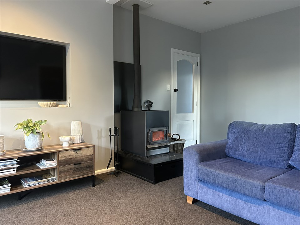 Spacious lounge with fireplace