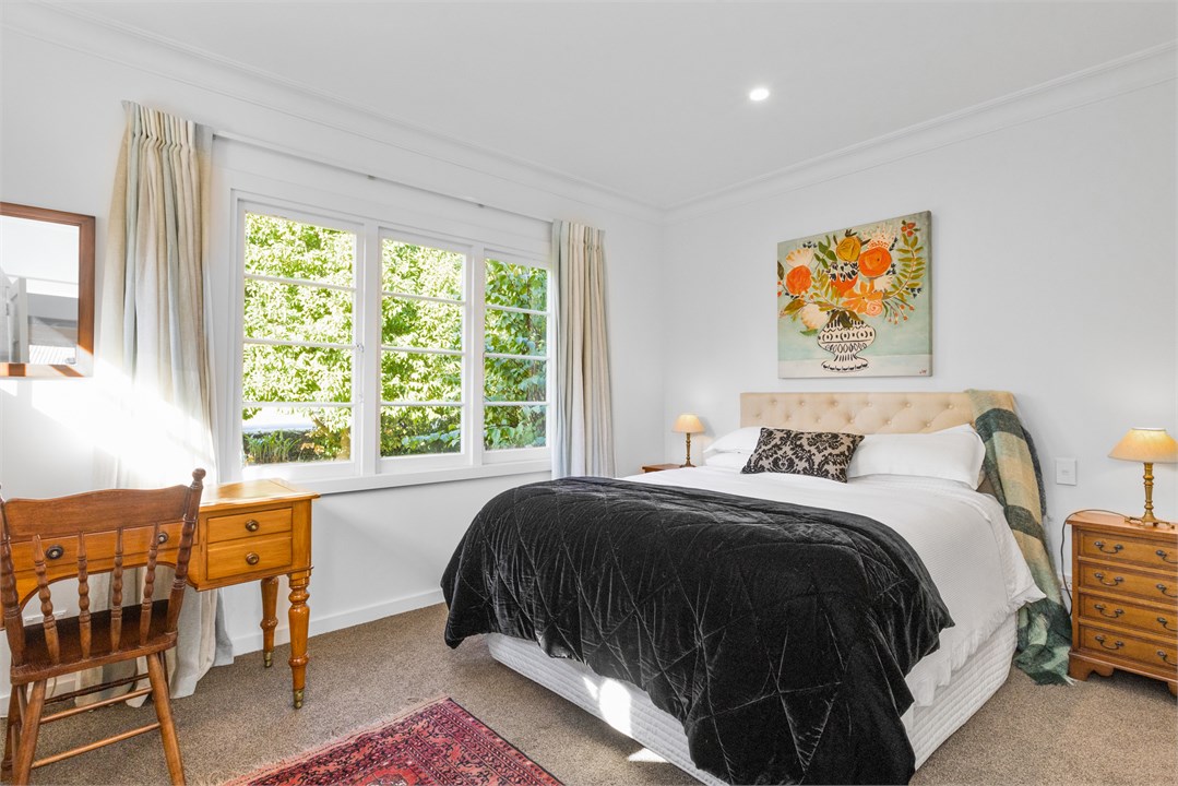 Bedroom Queen downstairs