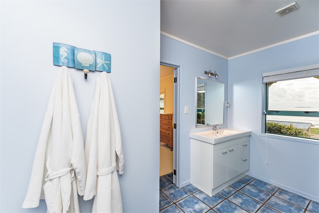 Ensuite bathroom off master bedroom