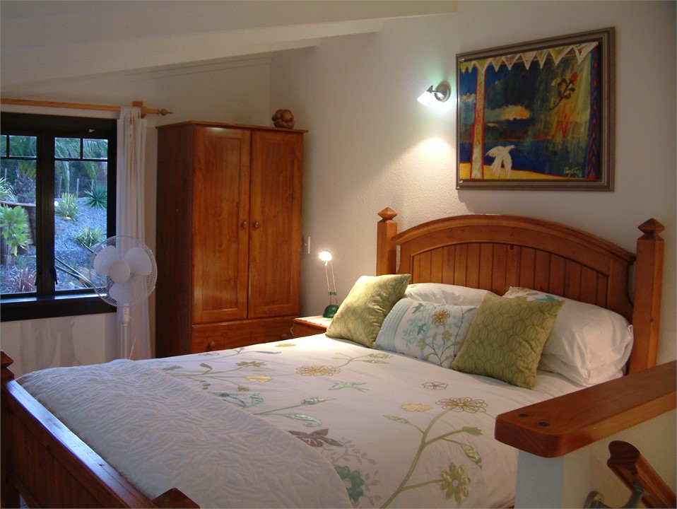 Queen Bed with ensuite on upper level