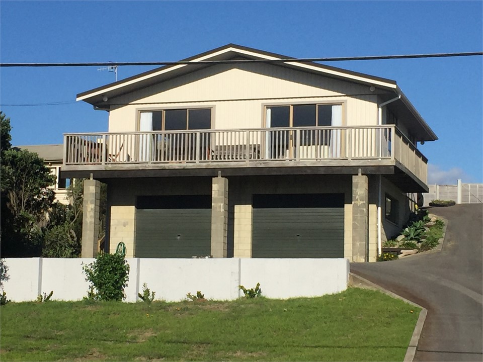'Olde Beach Villa' Waikanae. A wonderful oceanview beach house