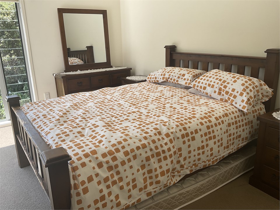 Master bedroom - 1 x queen bed