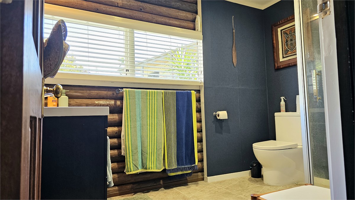 Main bathroom in the Log Cabin by the Sea
