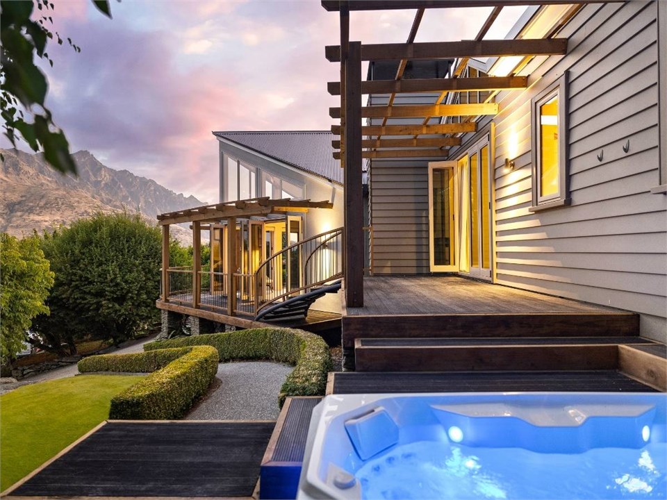 Pinnacle Villa Hot Tub with Mountain Views