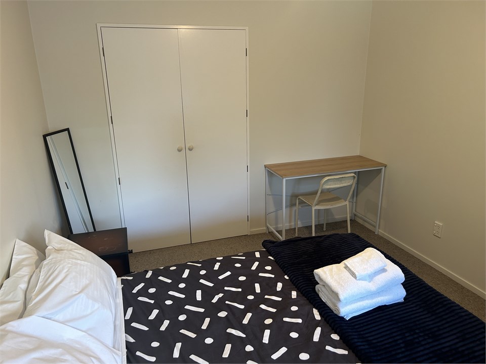 Double bedroom and queen bed