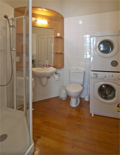 Main bathroom/laundry