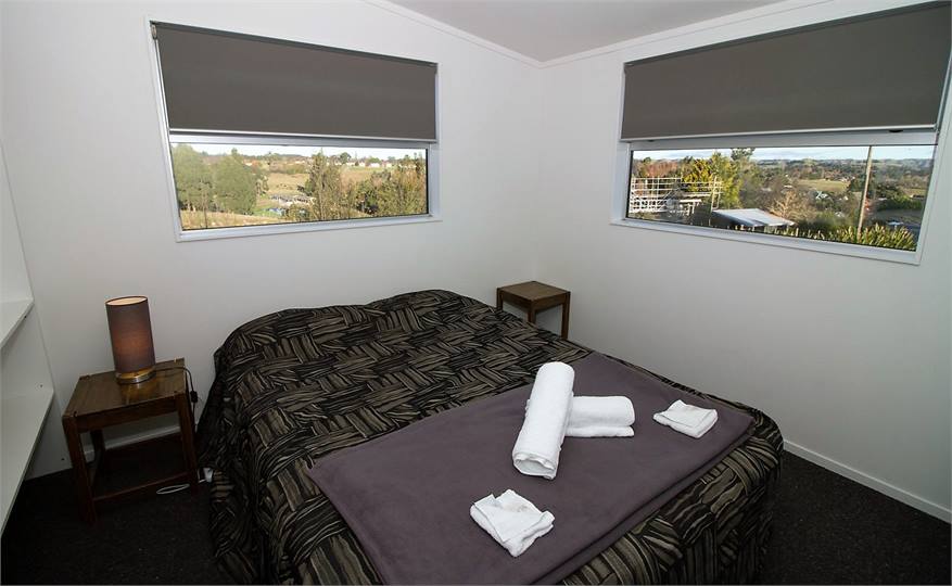 Relaxing Ruapehu - Upstairs apartment - Bedroom1 Q