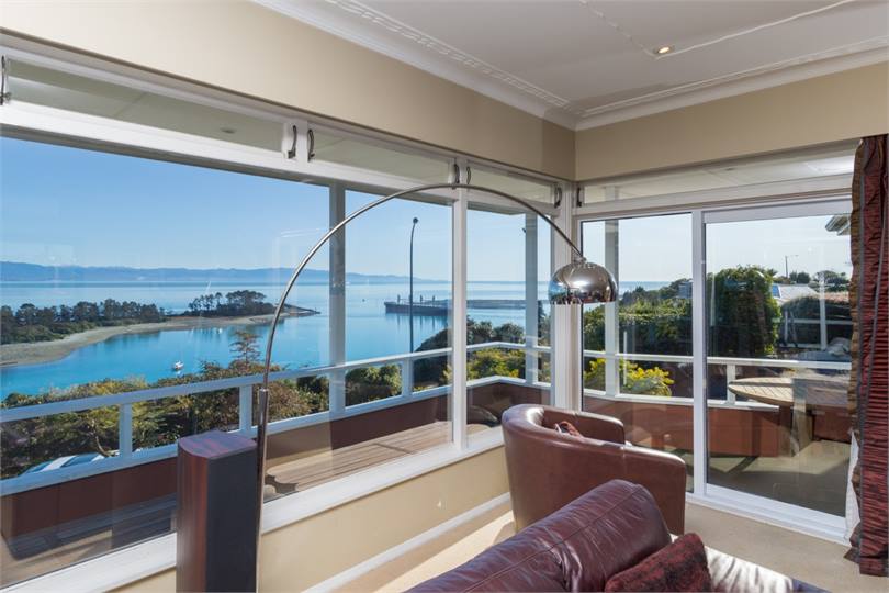 Seaside Manor - Nelson Waterfront Holiday Home