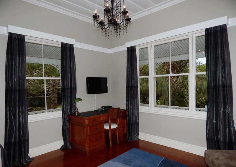 Desk in the sintle bedroom/2nd lounge