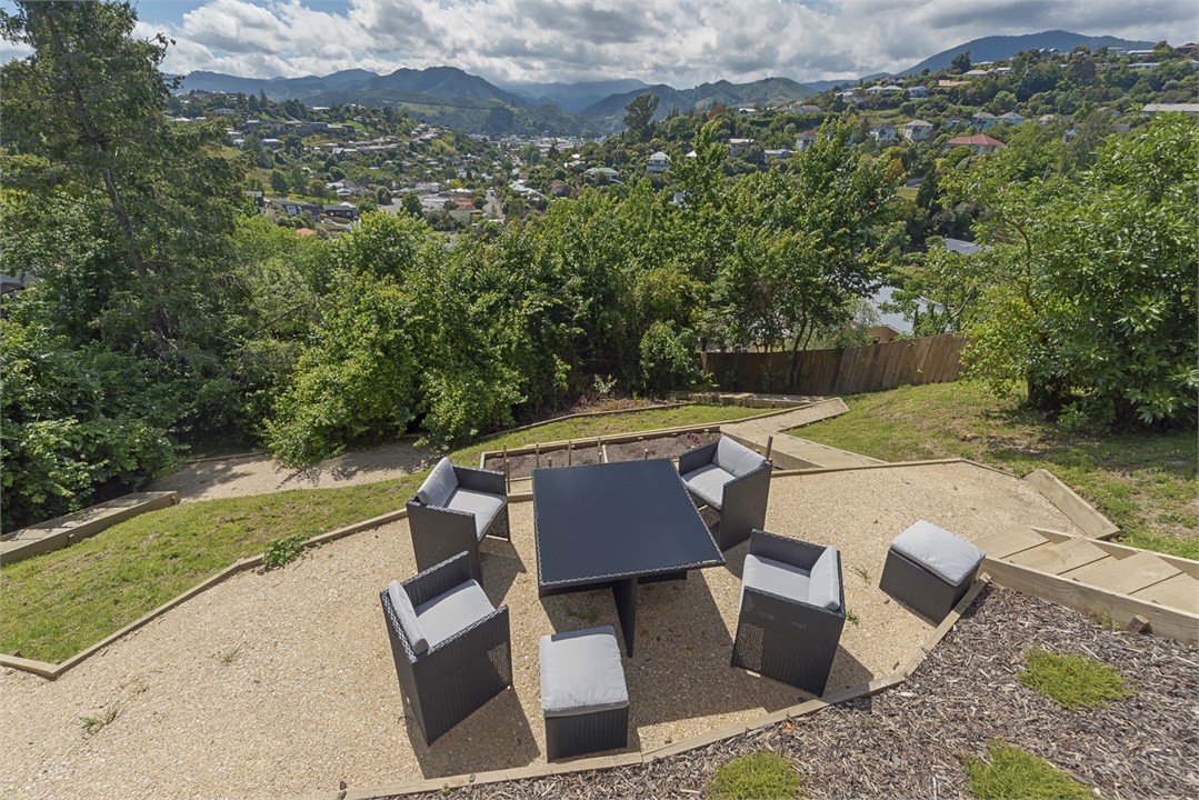 Garden and outdoor dining