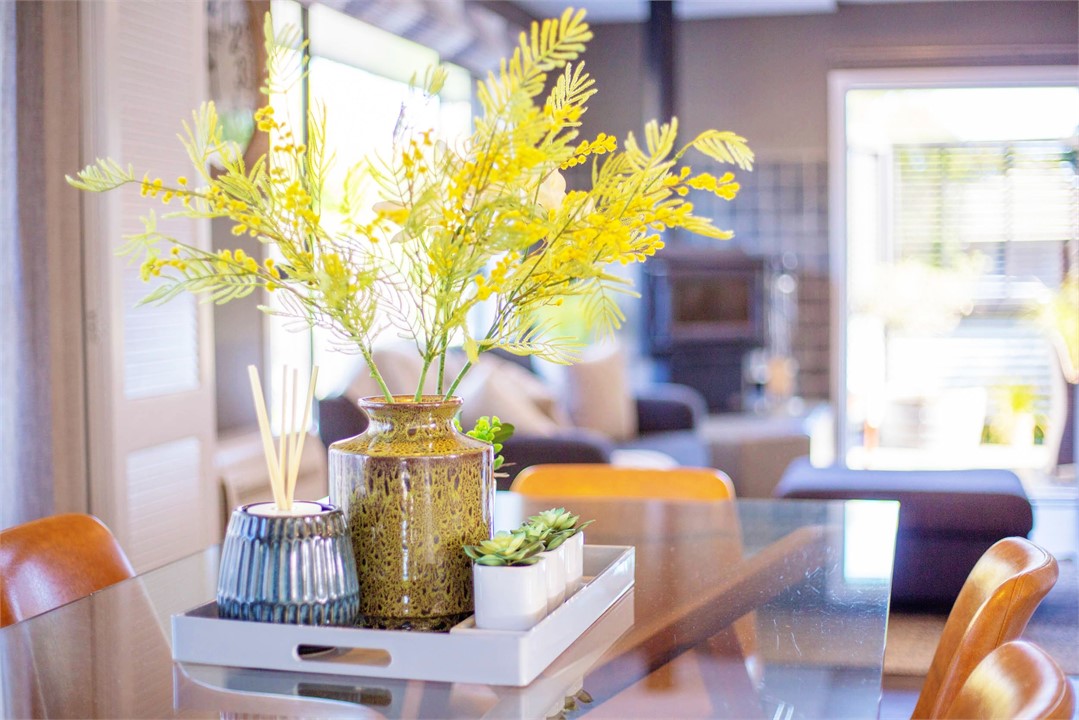 DINING THROUGH TO MORE LIVING, INDOOR & OUT! Cozy 