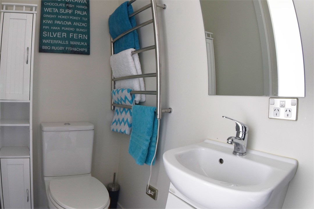 Days Bay Apartment Accommodation: Bathroom