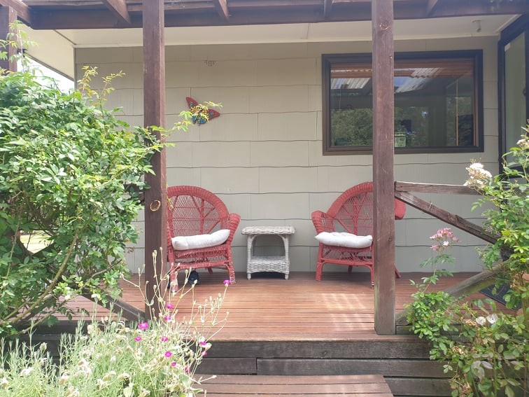 Shady porch - ideal to relax and to watch the kids