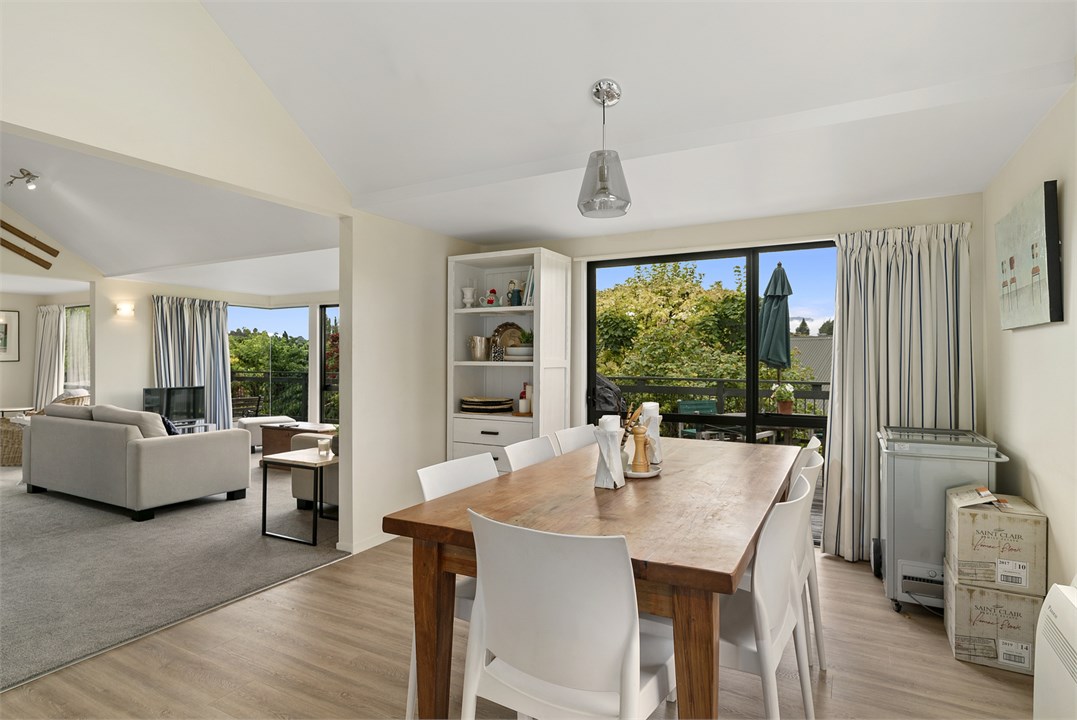 Dining area that seats 8