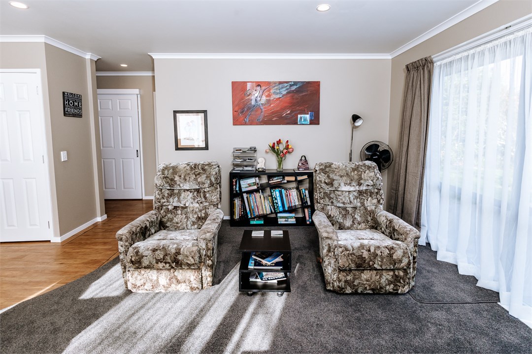 2 Lazy-boys in the open-plan living area