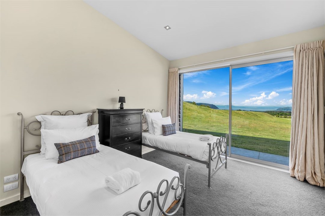 Bedroom 4 with 2 x single beds