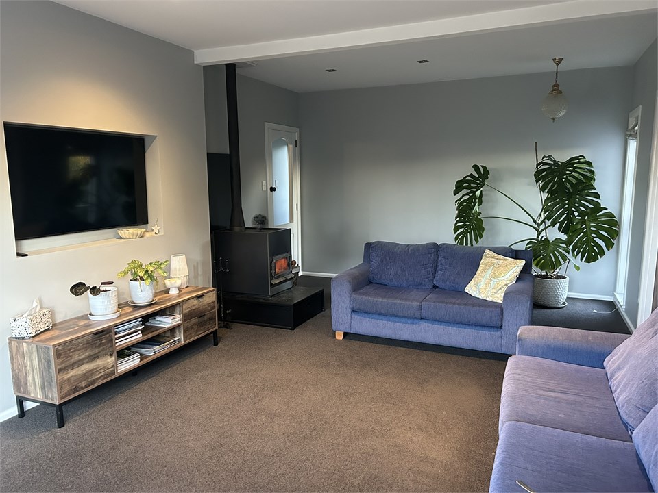 Spacious lounge with fireplace