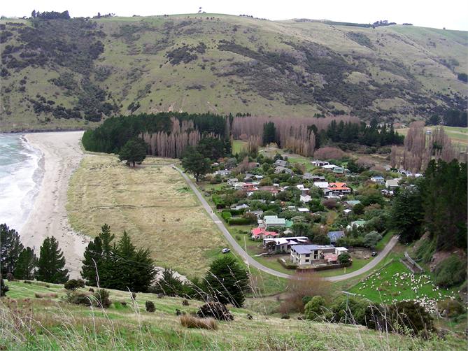 Beach Settlement. Bach is one row back from beach