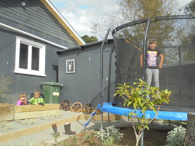 Trampoline + sandpit