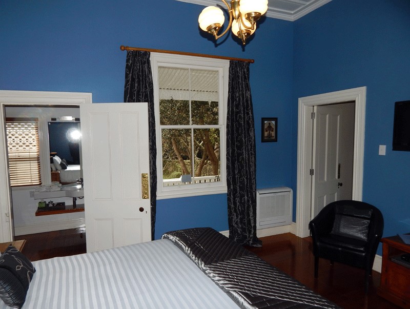 King room with ensuite bathroom and either an adjo