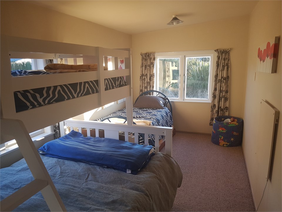 sleeps 5. Double bunk, and single with trundler