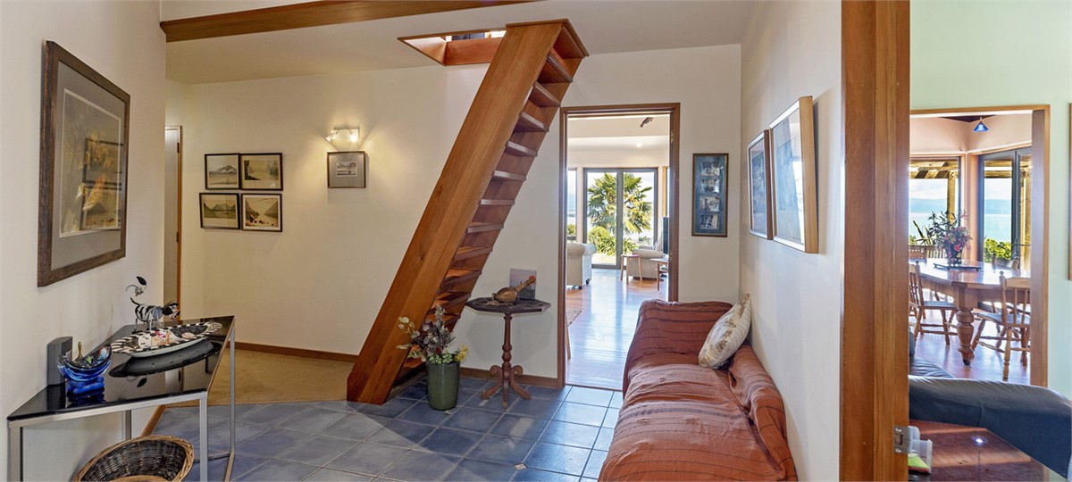 Entrance to lounge and bedrooms