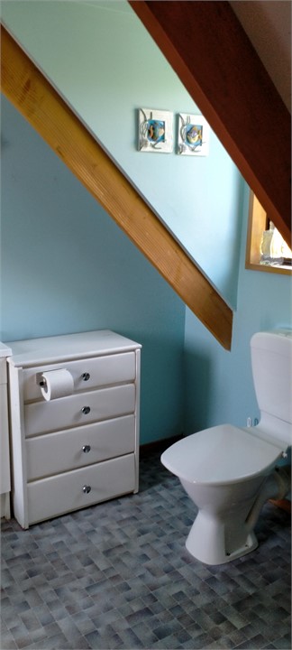 Ensuite upstairs oppposite the Captains Room bedro