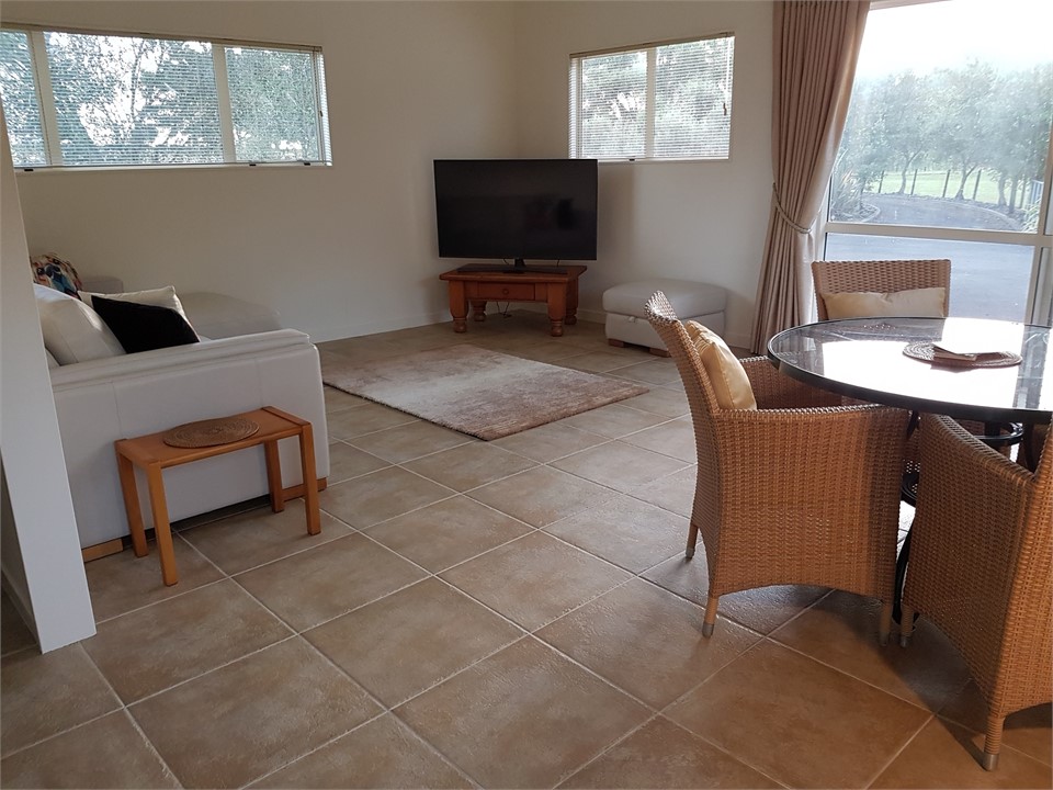 Relax at Lakeside Cottage