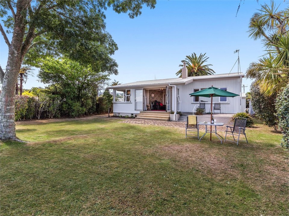 Lake Shores Cottage (Bachcare) Rotorua Bach for rent Holiday Houses