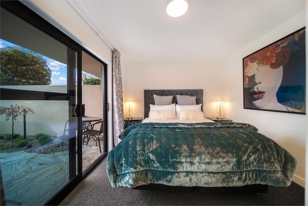 TAHUNA LAKEFRONT LUXURY AURA QUEENSTOWN HOLIDAY HO