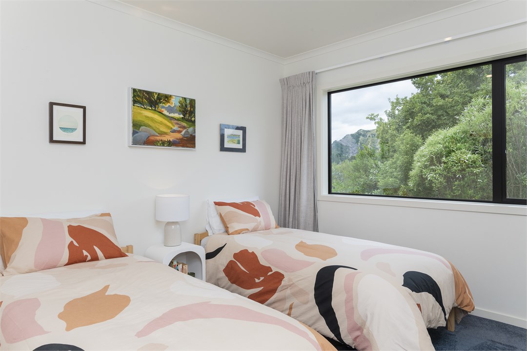 Single guest bedroom