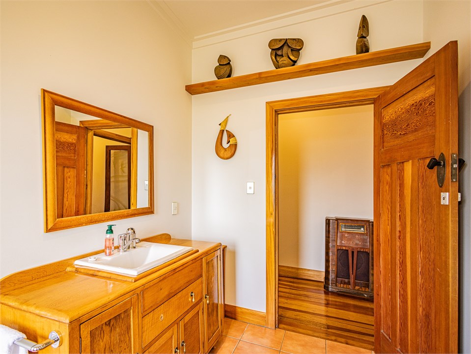 Zimbabwean Shona stone (serpentinite) sculptures. 