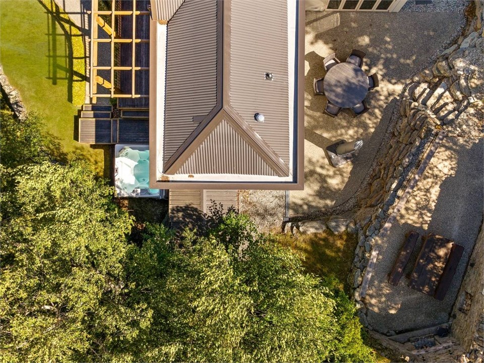 Pinnacle Villa Exterior and Dining Area
