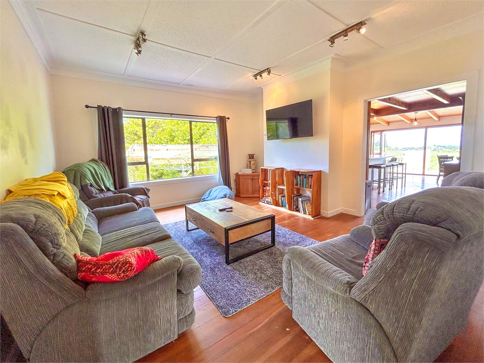 Lounge with recliners, smart tv with WIFI, games a