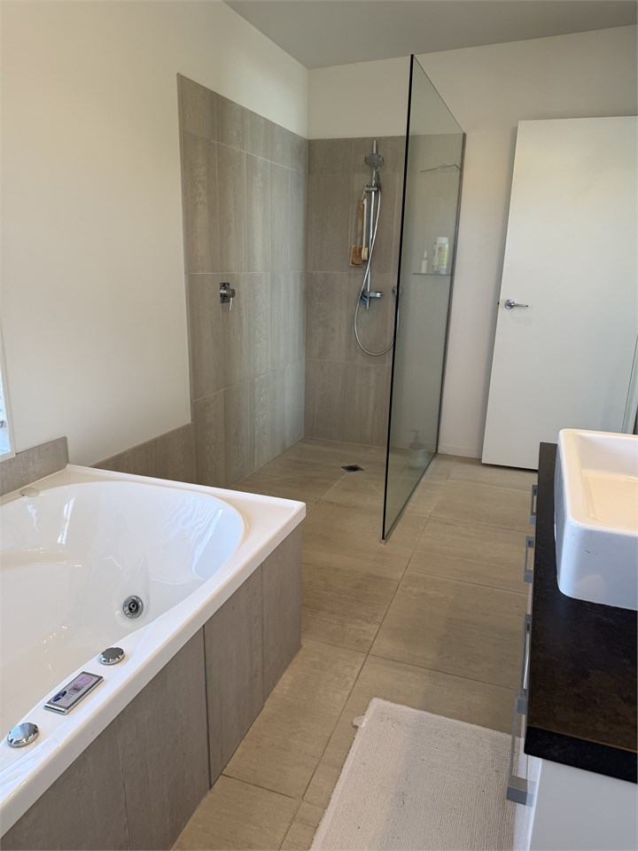 En suite shower, master bedroom