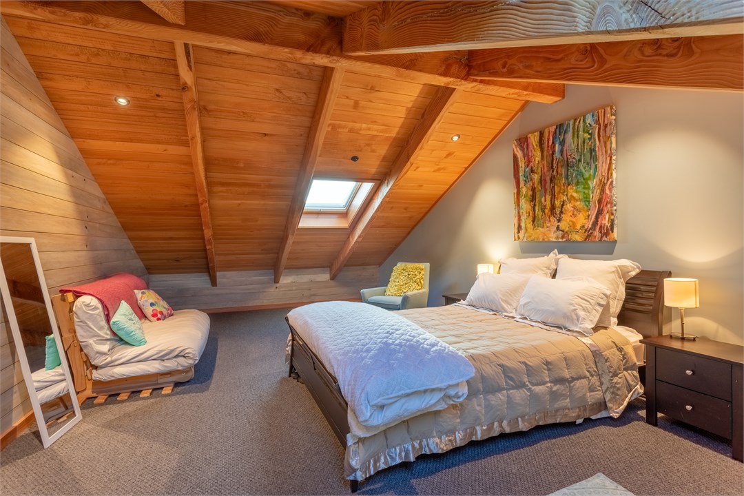 Queen Bedroom upstairs