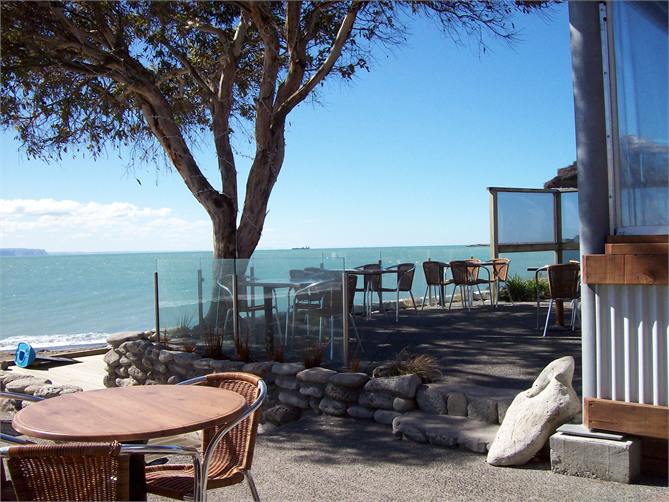 Beachfront dining along the Ahuriri foreshore