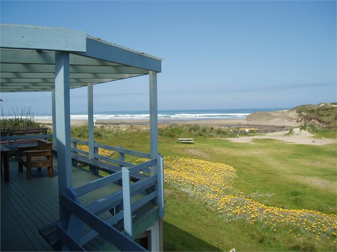 Omamari Absolute Beachfront / Kai Iwi Lakes Omamari Beach House for