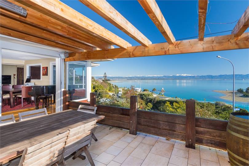 Outdoor Entertaining Area - fully fenced & gated