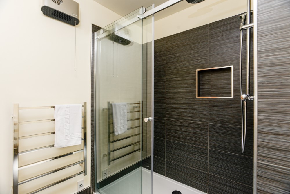 Main bathroom with Separate Shower, Bath & Vanity