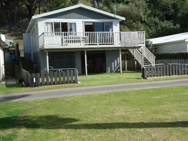 8 Pourerere Beach Road