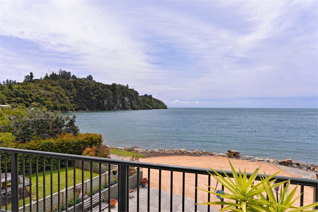 Absolute waterfront apartment in secluded Birdsong